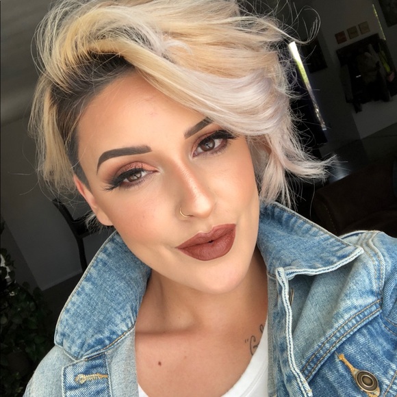 Meet your Posher, Danielle - Picture 1 of 1